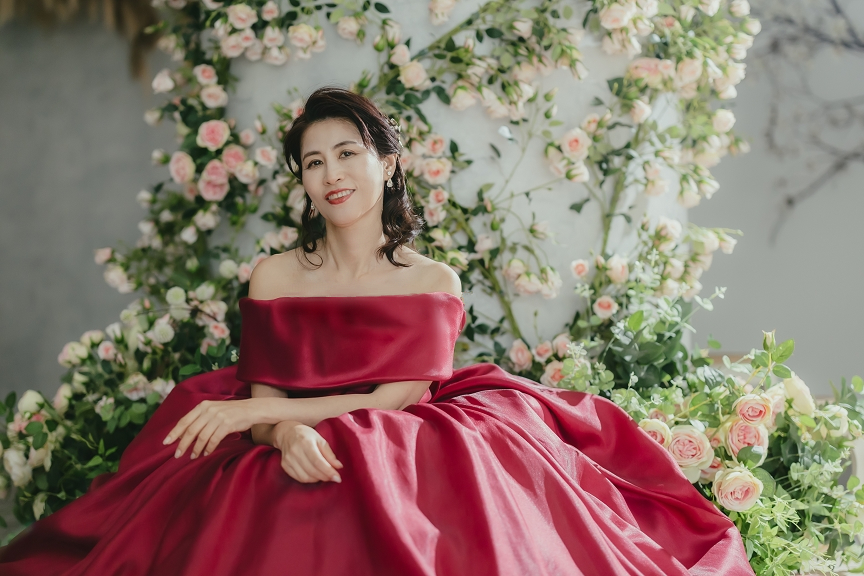 赤いドレスで新たなスタートを【還暦フォト】